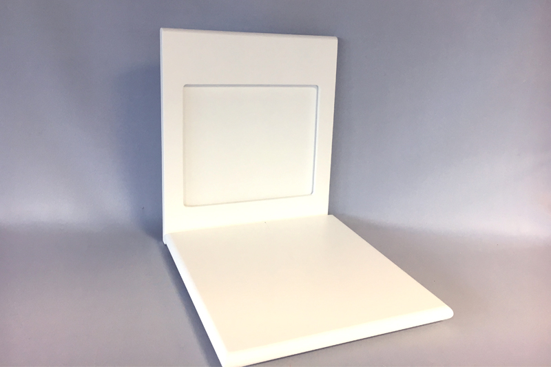 Un ensemble sol + fronton pour vitrine basse.