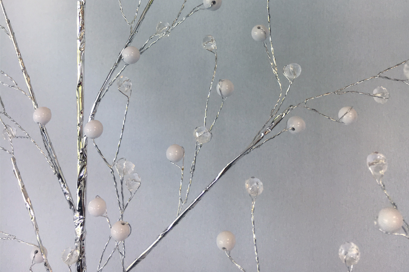 Lot de 2 branchages argentés perles blanches.
2 hauteurs 45 / 25 cm (peut être ajustées à la demande).