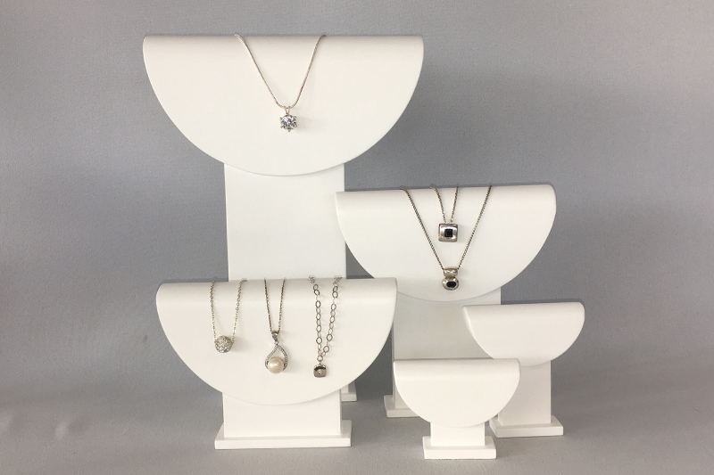Les bustes « demi-lune » pour les colliers et chaînes pendentifs.